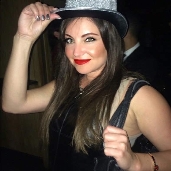 Meet your Posher, Nikki - Picture 2 of 3